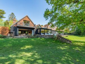 eine Außenansicht eines Hauses mit Garten in der Unterkunft 8 Bed in Crowborough 92858 in Crowborough