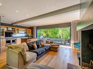 ein Wohnzimmer mit Sofa und Kamin in der Unterkunft 8 Bed in Crowborough 92858 in Crowborough