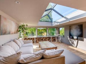 ein Wohnzimmer mit Sofa und Tisch in der Unterkunft 8 Bed in Crowborough 92858 in Crowborough