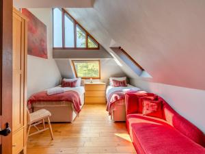 Zimmer im Dachgeschoss mit 2 Betten und einem Fenster in der Unterkunft 8 Bed in Crowborough 92858 in Crowborough