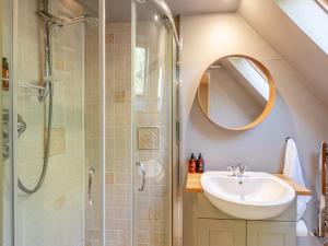 ein Badezimmer mit Waschbecken und Dusche in der Unterkunft 8 Bed in Crowborough 92858 in Crowborough + 36 Fotos