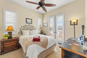 Ένα ή περισσότερα κρεβάτια σε δωμάτιο στο Monthly Desert La Quinta Stays - Pool & Spa
