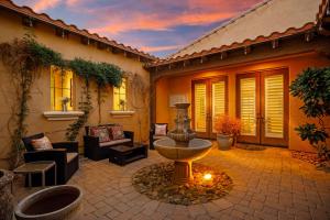 Χώρος καθιστικού στο Monthly Desert La Quinta Stays - Pool & Spa