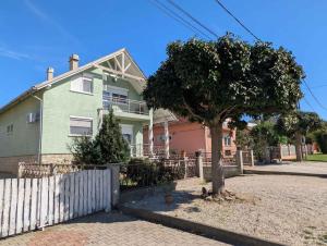 Το κτήριο όπου στεγάζεται  το διαμέρισμα