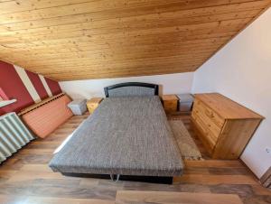 Ένα ή περισσότερα κρεβάτια σε δωμάτιο στο Apartment in Balatonszarszo 54840