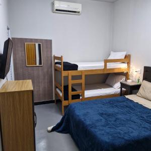 a room with two bunk beds and a bed at Suite privativo cafe hidro in Sao Jose do Rio Preto