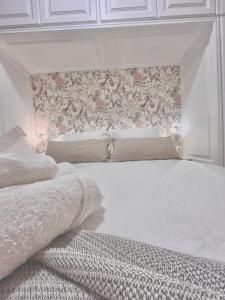 a bedroom with a bed with a floral wall at Piso céntrico Corazón de Aridane in Los Llanos de Aridane +23 photos