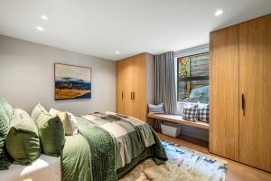ein Schlafzimmer mit einem Bett und einem Fenster in der Unterkunft Luxury Away - Manaia Views-HotTub-FreeParking-BBQ in Queenstown