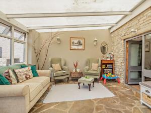 un salon avec un canapé et deux chaises dans l'établissement 2 Bed in Glastonbury MOORH, à Edington