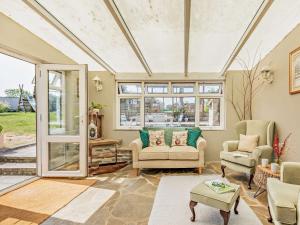 un salon avec deux chaises et un canapé dans l'établissement 2 Bed in Glastonbury MOORH, à Edington