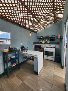 eine Küche mit Tisch und Herd in der Unterkunft Hostal Corazón de San Pedro in San Pedro La Laguna + 75 Fotos