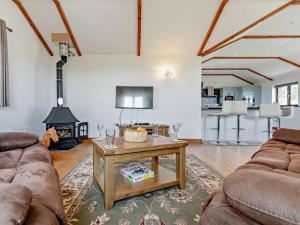 Saint Buryanにある2 Bed in Sennen 41427の2つのソファと暖炉のあるリビングルーム