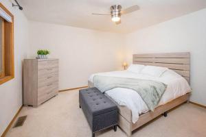 Postel nebo postele na pokoji v ubytování East Side 3 Br 2 full bath King Bed