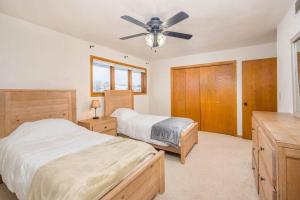 Postel nebo postele na pokoji v ubytování East Side 3 Br 2 full bath King Bed