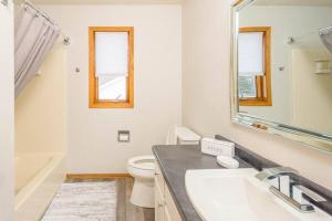 Koupelna v ubytování East Side 3 Br 2 full bath King Bed