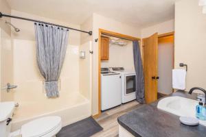 Kuchyň nebo kuchyňský kout v ubytování East Side 3 Br 2 full bath King Bed + 6 fotografií