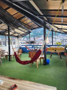 Zimmer mit 2 Hängematten und einem Billardtisch in der Unterkunft Hostal Corazón de San Pedro in San Pedro La Laguna