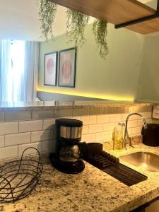 Η κουζίνα ή μικρή κουζίνα στο Sonne Flat Aurora - Frente Mar no Bessa