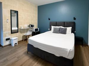 een slaapkamer met een groot bed en een wastafel bij Mini Studios in Central Victoria in Victoria