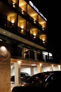 クルヤにあるHotel Castle Viewの夜間の建物前に停車する車