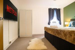 1 dormitorio con 1 cama, TV y alfombra en Stylish 2 Bedroom Duplex Apartment - Close to City Centre - Balcony, Free Parking, Self-Check-In, Fast Wifi & Smart TVs by Yoko Property, en Milton Keynes 20 fotos más
