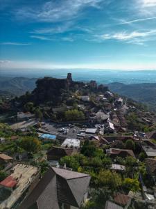 a small town with a castle on top of a hill at Hotel Castle View in Krujë