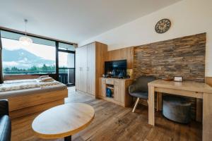 バート・ゴイーザーンにあるFerienwohnung Margaretaの暖炉、ベッド、デスクが備わる客室です。