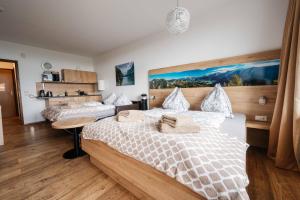 バート・ゴイーザーンにあるFerienwohnung Margaretaのベッド2台とテーブルが置かれた寝室