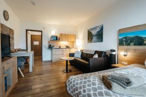 バート・ゴイーザーンにあるFerienwohnung Margaretaのベッドとリビングルームのある寝室