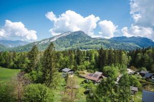 バート・ゴイーザーンにあるFerienwohnung Margaretaの山の家屋風景