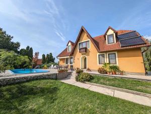 Πισίνα στο ή κοντά στο Holiday home in Gyenesdias - Balaton 54827