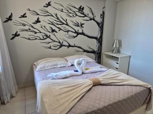 Un dormitorio con una cama con pájaros en la pared. en Cobertura Duplex - Luxo com Jacuzzi e 3 Suítes, en Aquiraz 34 fotos más