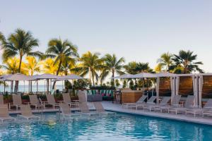 Bazén v ubytování Waikiki Beach Marriott Resort & Spa nebo v jeho okolí