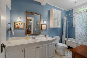 ハッティーズバーグにあるSpacious, Soulful Southern Stayの洗面台、トイレ、鏡のあるバスルーム +84枚の写真