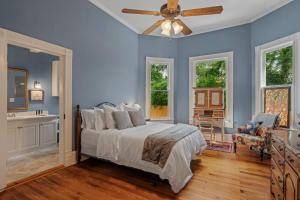 ハッティーズバーグにあるSpacious, Soulful Southern Stayのベッドと天井扇風機のある寝室
