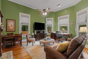 ハッティーズバーグにあるSpacious, Soulful Southern Stayの緑の壁のリビングルーム(革張りの家具付)