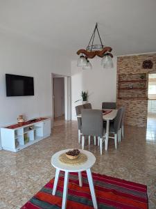 ein Wohnzimmer mit Tisch und ein Esszimmer in der Unterkunft Luna Vallista House in Mina Clavero