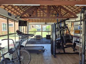 Una habitación con gimnasio y una bicicleta dentro. en Cobertura Duplex - Luxo com Jacuzzi e 3 Suítes, en Aquiraz