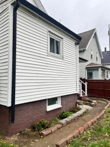 een huis met een raam aan de zijkant bij Casino near in Malden