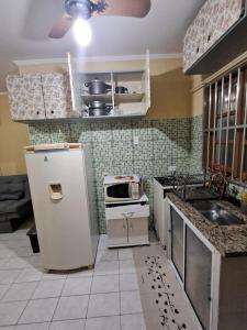 プライア・グランデにあるFlórida Houseの冷蔵庫とシンク付きのキッチン
