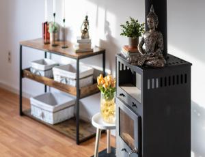 Una estatua sentada sobre un soporte negro en una habitación. en Nice 65m2 apartment in central Dachau, en Dachau