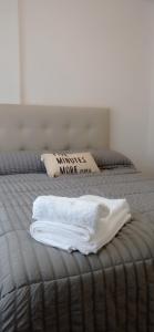 een bed met twee handdoeken bovenop bij Céntrico, de un dormitorio con cochera in Bahía Blanca