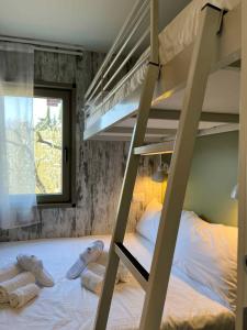 コラ・ディ・ラツィーゼにあるMobilehome in Lazise - Gardasee 45718の二段ベッドがあり、床にタオルが敷かれた寝室