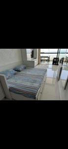 La perle de Mehdia sea view appartement في Mehdiya-Plage: سرير كبير في غرفة بها كرسيين