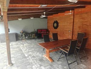 een houten tafel en stoelen in een kamer met een motorfiets bij Dom na Kasztanowej in Augustów