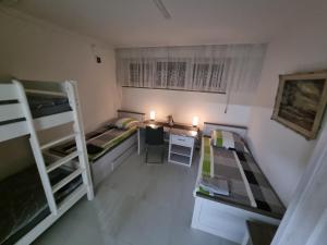 a small room with two bunk beds and a desk at 3 Monteurzimmer als Wohngemeinschaft zur Selbstversorgung in Ostfildern