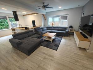 een woonkamer met een bank en een tafel bij Dom na Kasztanowej in Augustów