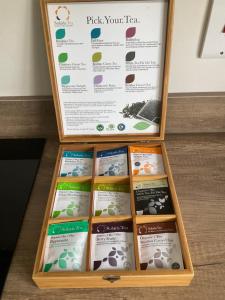 eine Holzkiste voller Bücher auf einem Tisch in der Unterkunft Luxury house in Westport