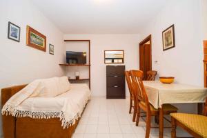 TV a/nebo společenská místnost v ubytování Apartment Pjescana Uvala - Istrien 11126