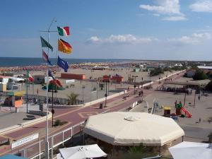 een stad met vlaggen en een straat met een tent bij Apartment in Rosolina Mare 34551 in Rosolina Mare